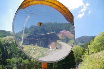 割れた鏡に映る景色