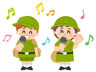 マイクを持って歌う探検隊の子供　カラオケ　ボーイスカウト　冒険　アウトドア