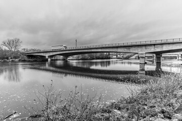 Le pont de l'autoroute enjambe la voie navigable