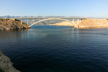 Naklejka premium Die Brücke zur Insel Pag im Süden Kroatiens