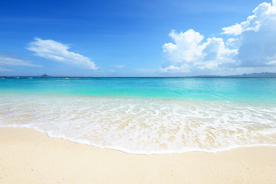 沖縄のきれいな海の風景
