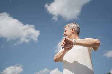 Uses a fitness watch measuring pulse and calories, an old adult male, actively runs for health