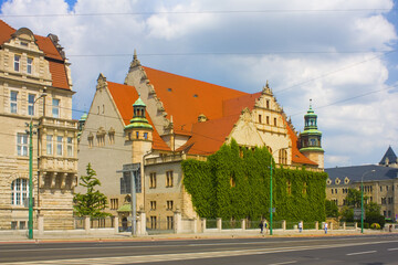 Fototapeta na wymiar Neo-renaissance facade of the building of Adam Mickiewicz University and Monument to Adam Mickiewicz in Poznan, Poland