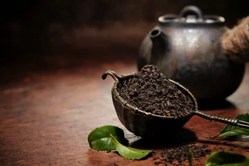 Foto op Aluminium Loose tea and old teapot in kitchen © exclusive-design