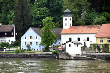 Fototapeta na wymiar Idyllische Ortschaft am Ufer der Donau