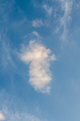 Fototapeta na wymiar nietypowa chmura na niebieskim niebie