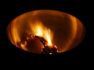 Papel quemando dentro de un bol
