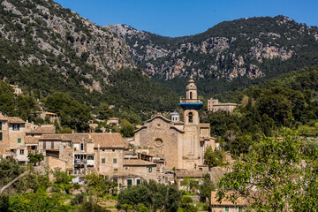 Obraz premium iglesia de Santa María de Valldemossa, actual iglesia de Sant Bartomeu, siglo XIII, Valldemossa,.Mallorca, balearic islands, spain, europe