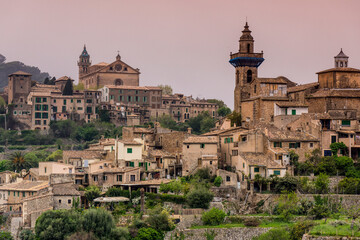 Obraz premium iglesia de Santa María de Valldemossa, actual iglesia de Sant Bartomeu, siglo XIII, cartuja y palacio del rey Sancho I. Valldemossa,.Mallorca, balearic islands, spain, europe