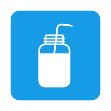 Mason jar icon. Logo smoothie bar. Ilustración con silueta de botella y pajita para beber en cuadrado de color azul