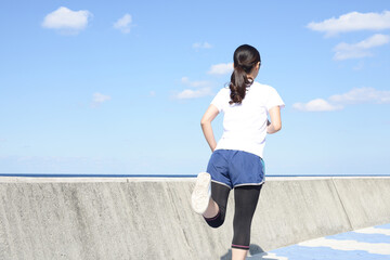 運動をする女性