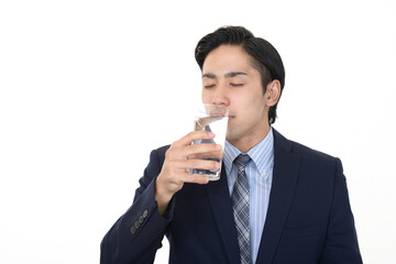 水分補給をする男性