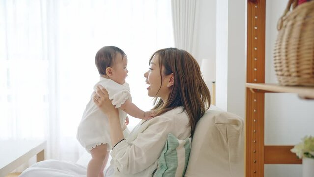 赤ちゃんをあやすママ