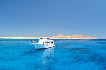 Fototapeta na wymiar Yacht in the sea with clear water. The concept of leisure and travel