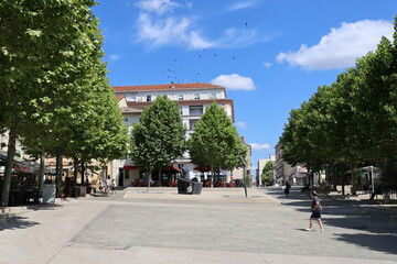 La place Ernest Gailly, village de Romans sur Isère, France