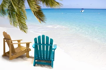 Photo sur Plexiglas Plage de Seven Mile, Grand Cayman Chaises de plage et douce vague d& 39 eau de mer turquoise sous une branche de palmier