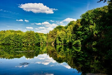 Obraz premium See Landschaft im Sommer Wasserspiegeln 