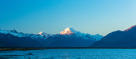 ニュージーランド　カンタベリー地方にあるグレンタナーのプカキ湖から望むマウント・クック