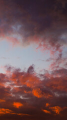 Ciel rougeoyant pendant un coucher de soleil, sous des nuages de haute altitude