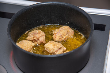 IHで自家製唐揚げを揚げている様子