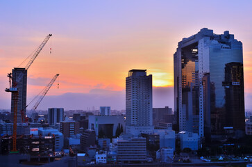 大阪駅ノースゲートビルディング　風の広場のマジックアワーの夕景