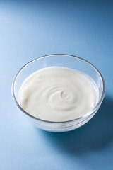 ガラスのボウルに入ったヨーグルト