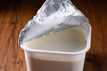 プラスチックの容器に入ったヨーグルト