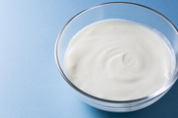 ガラスのボウルに入ったヨーグルト