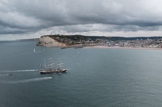 Le Belem, trois-mâts français arrivant au port de Fécamp pour l'événement Grand'Escale de juin 2022 avec les falaises en arrière-plan
