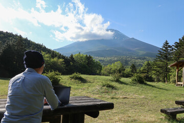 ワーケーション イメージ　富士山をのぞむ公園でremote working at the foot of mount Fuji