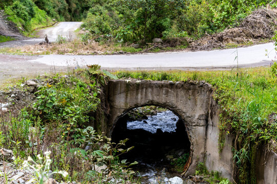 puente sobre carretera vecinal en la cordillera de los andes © Carlos