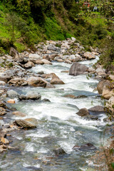 rio con agua cristalina de los andes ecuatorianos 
