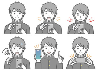 スマホを操作する男子学生