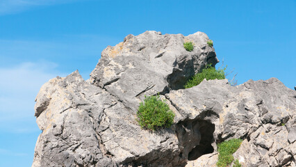 Rocas graniticas en el litoral bajo cielo azul