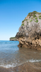 Islote rocoso en una playa de arena