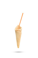 Cono de oblea para helado con pajita de cartón naranja con lunares sobre un fondo blanco liso y aislado. Vista de frente y de cerca. Copy space. Formato Vertical