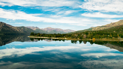 Montaña reflejada en el lago patagonia Argentina