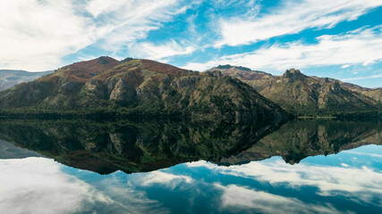 Montaña reflejada en el lago patagonia Argentina