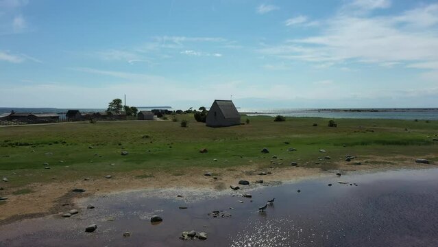 Ein kleines Fischerhaus in Kovik, Gotland, Schweden. Am Meer Drohne 1