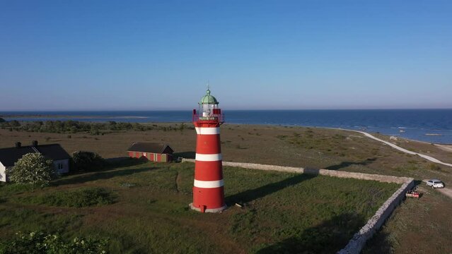 N&auml;r Leuchtturm in N&auml;rsholmen auf Gotland, Schweden mit der Drohne von oben. Insel 1