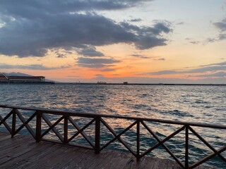 Obraz premium sunset on the embankment in Izmir, incredibly beautiful sky