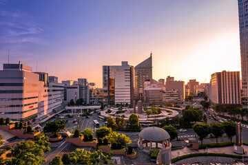 Obraz premium 静岡県浜松市のJR浜松駅北口のよく晴れた夕方の市街地風景