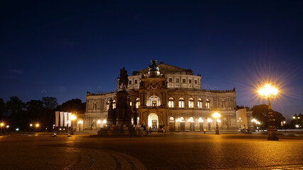 Fototapeta na wymiar Dresden, Deutschland: Semperoper bei Nacht