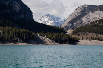Obraz premium A sunny day quickly turns dark as a storm rapidly rolls in high above Barrier lake in the Canadian Rocky Mountains. 