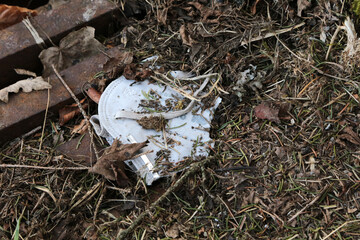 gebrauchte ffp2 maske auf dem boden während der corona pandemie