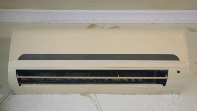Turning off the home wall air conditioner, turning off the split system.