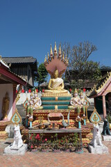 Bouddha assis dans un temple au Laos