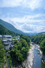 福島の湯野上温泉(湯野上橋)の温泉街と阿賀川