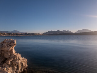 Fototapeta na wymiar laguna de Alchichica, puebla, laguna con agua cristalina, laguna de agua salada