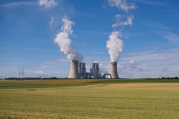 Ein Braunkohlekraftwerk bei blauem Himmel